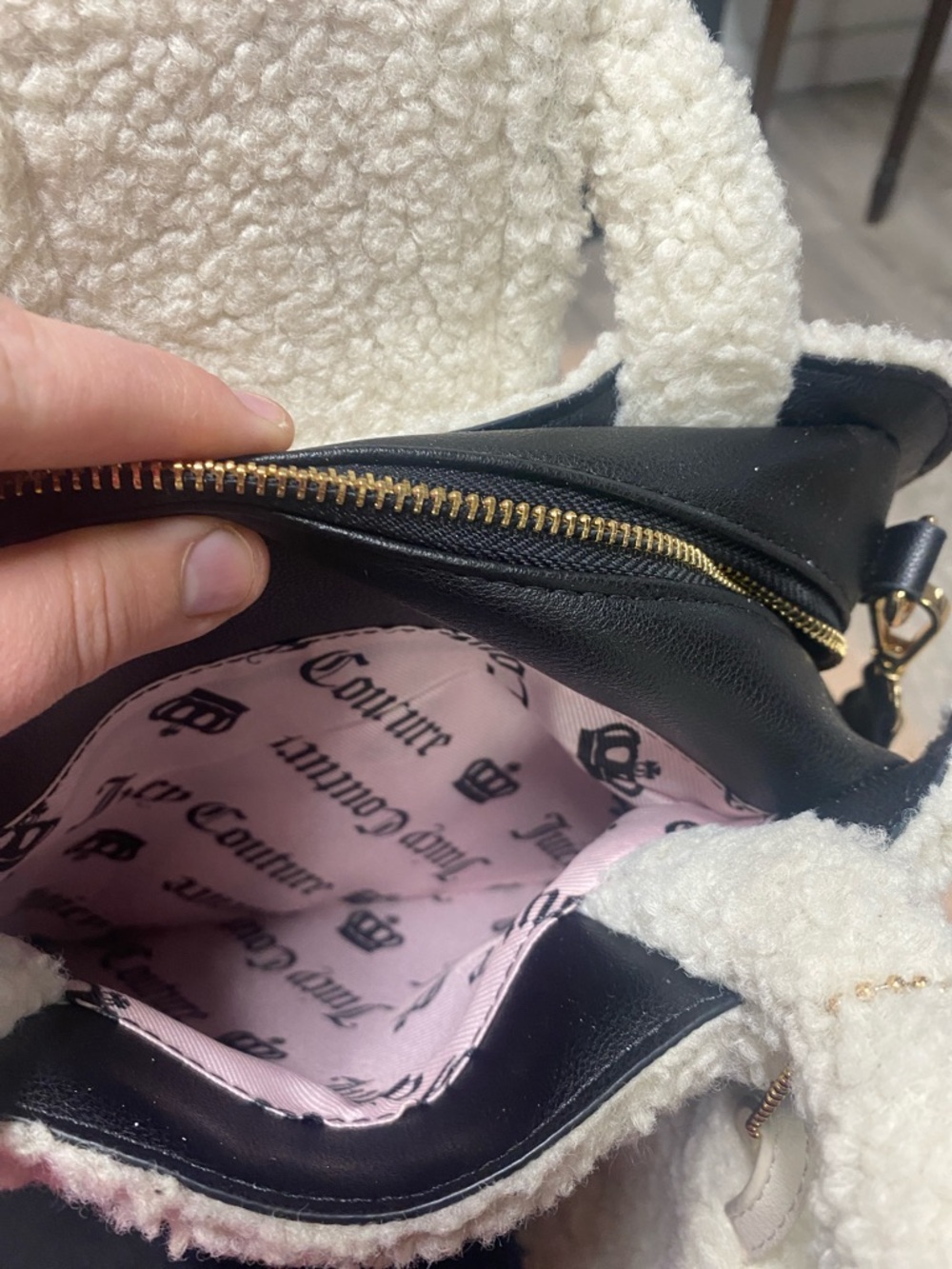 Black and white furry Juicy Couture cross body bag! - Picture 4 of 5